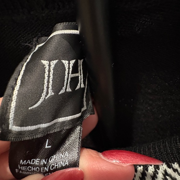 Chic Black Long Sleeve Dress with Striped Collar - Picture 3 of 4